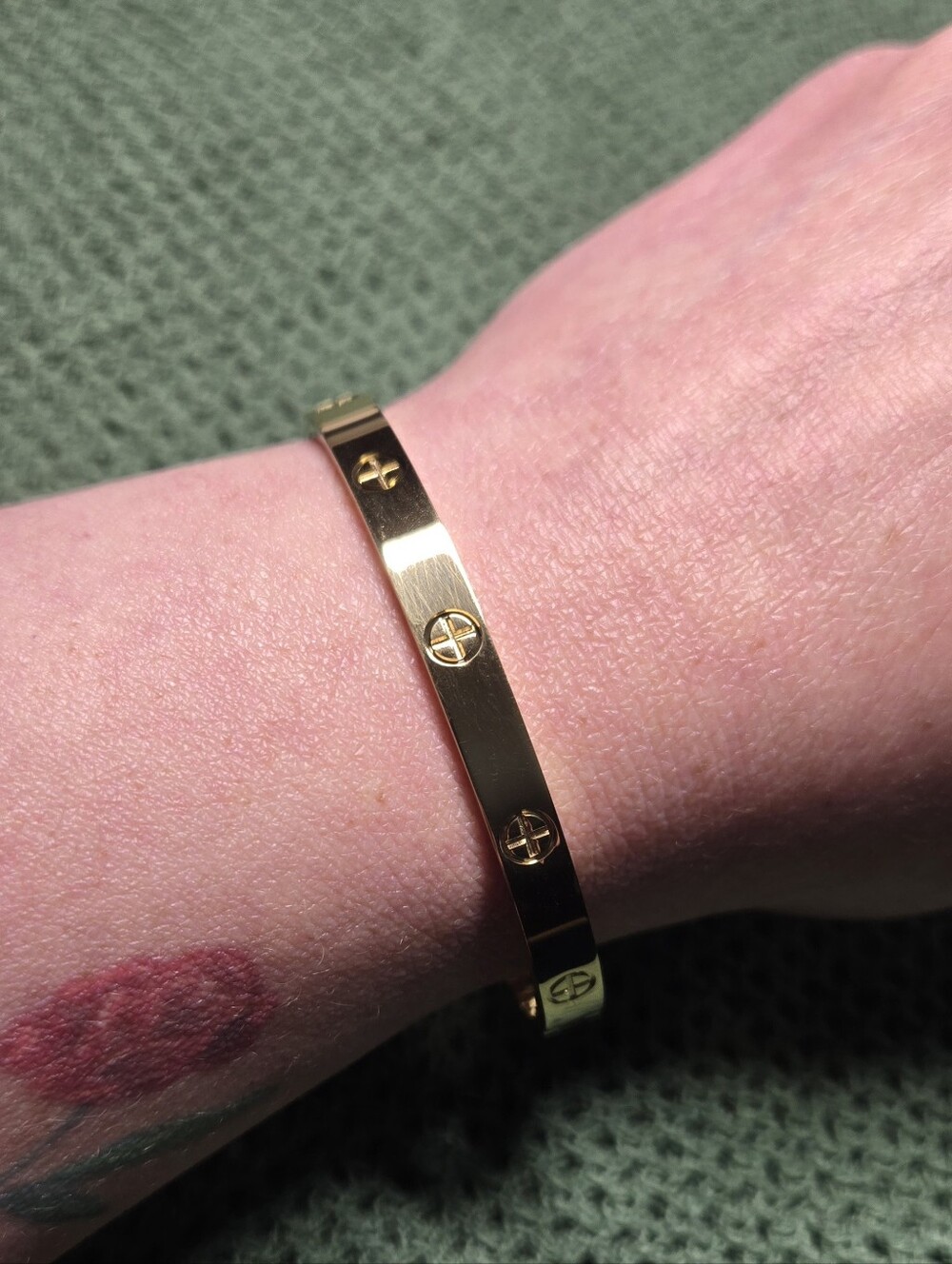 Classic Gold Screw Motif Bangle Bracelet
